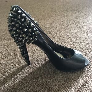 *** SOLD ***Edgy black Spiked leather pumps